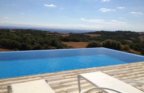 Madrona Villa | Magia entre el cielo y la tierra. Casa encantadora 8 habit, piscinas, pádel AC