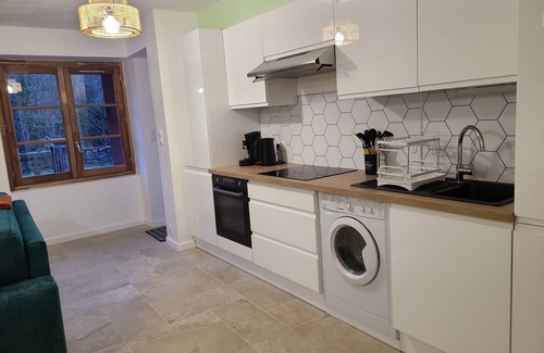 Chateau-Verdun Apartamento | Gîte la Rivière, Aston valley, resort shuttle, close to shops