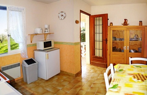 Ledenon Cabaña | Gîte "Le Grand Cèdre": Alrededores verdes cerca de Nimes Pont-du-Gard Avignon