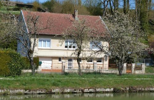 Vilosnes-Haraumont Casa | Gîte loft au bord de la Meuse avec jardin, terrasses et activités variées à Vilosnes-Haraumont - FR-1-585-81