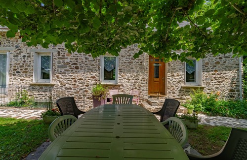 Lagrauliere Cabaña | Gîte Loucastan in a green setting
