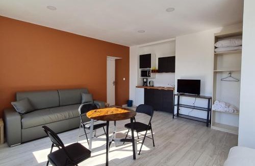 Lacroix-sur-Meuse Apartamento | Gîte lumineux 2-4 pers. avec terrasse et restaurant sur place - FR-1-585-92