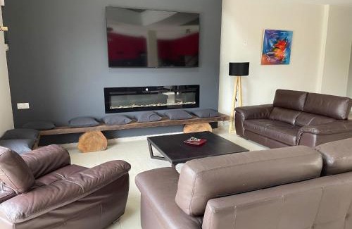Coulaines Casa | Gîte luxueux avec piscine, spa, jardin et équipements de loisirs à Sargé-lès-le-Mans - FR-1-410-437