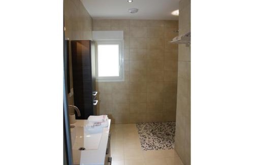 Contrexeville Casa | Gîte moderne avec accès indépendant, proche centre-ville et Thermes, terrasse et équipements inclus - FR-1-589-57