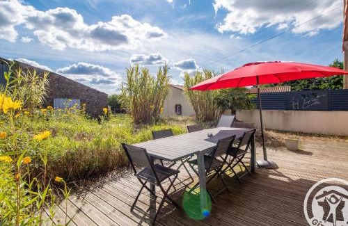 La Renaudiere Casa | Gîte Moderne et Confortable Proche Cholet, Nantes et Puy du Fou, avec Terrasse et Près d'un Étang - FR-1-622-43