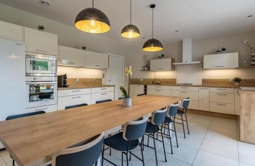 Gy Casa | Gîte moderne et lumineux à Gy avec grand salon, jardin et jeux pour enfants - FR-1-583-457