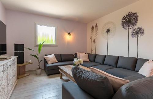 Gy Casa | Gîte moderne et lumineux à Gy avec grand salon, jardin et jeux pour enfants - FR-1-583-457