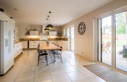 Gy Casa | Gîte moderne et lumineux à Gy avec grand salon, jardin et jeux pour enfants - FR-1-583-457