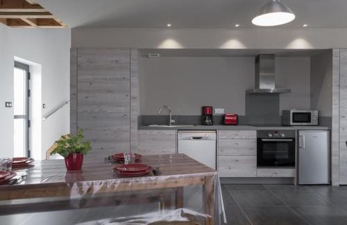 Chapeau Casa | Gîte rénové à Chapeau avec wifi, terrasse et parking - FR-1-489-269