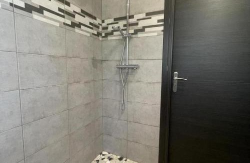 Couzon Casa | Gîte rénové avec piscine chauffée couverte, climatisation, proche randonnées et attractions locales - FR-1-489-471