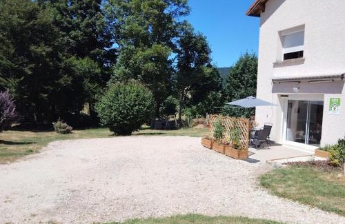 La Versanne Casa | Gîte rénové avec Wi-Fi, jardin et animaux acceptés à La Versanne - FR-1-496-369