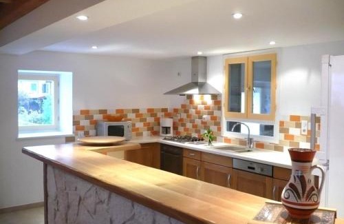 Chirassimont Casa | Gîte spacieux avec 6 chambres, cheminée et terrain de pétanque en pleine campagne - FR-1-496-65