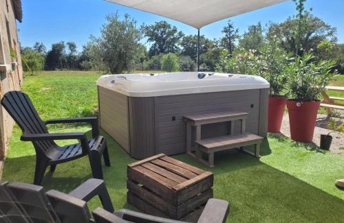 Couzon Casa | Gîte tout confort avec spa, PMR, clim' réversible, randonnées, activités et spécialités locales - FR-1-489-476
