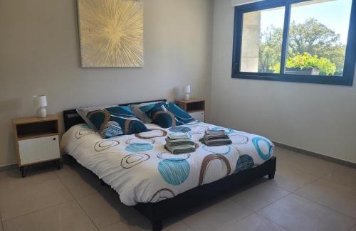 Couzon Casa | Gîte tout confort avec spa, PMR, clim' réversible, randonnées, activités et spécialités locales - FR-1-489-476