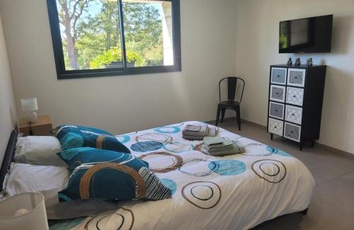 Couzon Casa | Gîte tout confort avec spa, PMR, clim' réversible, randonnées, activités et spécialités locales - FR-1-489-476