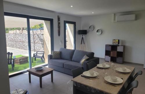 Couzon Casa | Gîte tout confort avec spa, PMR, clim' réversible, randonnées, activités et spécialités locales - FR-1-489-476