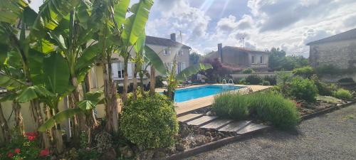 Echebrune Casa | Gîtes de 2 à 11 personnes au Domaine d'USSON