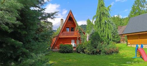 Łopuszna Chalet De Esquí | Góralski domek z kominkiem, wygodny, ciepły, zwierzaki mile widziane, ogrodzony