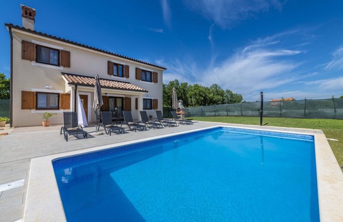 Fuskulin Casa | Günstig Gelegene Neubau-villa mit Pool