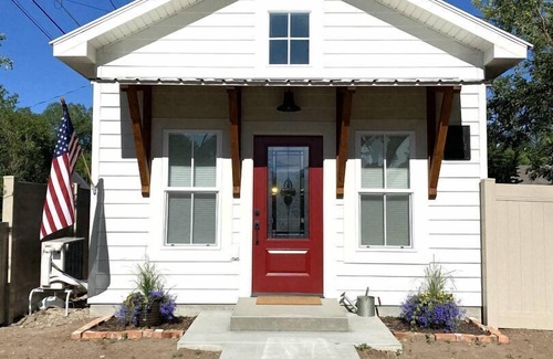 Cody Casa | G.F. Wiard Cottage, recently built, pet friendly/fully fenced yard, walking distance to downtown!