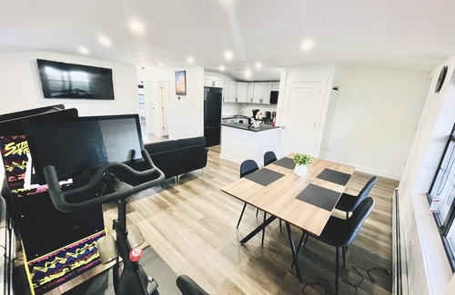 Queens Casa | “G Suite”- Newly renovated! 5 minutes to JFK!