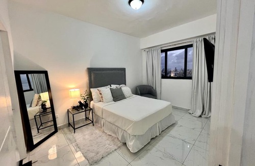 Ensanche Quisqueya Apartamento | GABBY’S SKY APARTMENT WITH JACUZZ+GYM @ EVARISTO MORALES