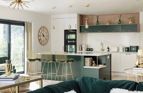 Holcombe Casa | Gable View Summary: W
