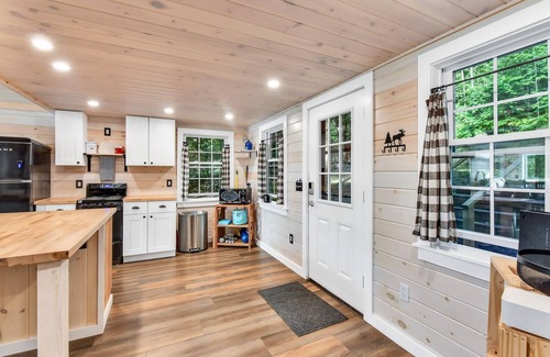 Belgrade Cabina | Gables End Escape Lakefront Dock Kayaks