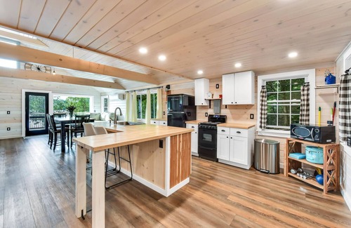 Belgrade Cabina | Gables End Escape Lakefront Dock Kayaks