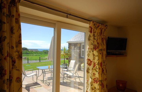 Cylch-Y-Garn Cabaña | Gran casa de vacaciones en Church Bay Anglesey duerme 12 a 14 Vistas al mar