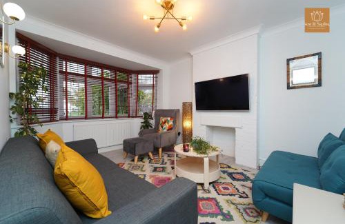 Hersham Casa | Gaia Cottages 3BR Home with Parking,WIFI,Garden,EV & Desk
