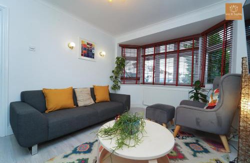 Hersham Casa | Gaia Cottages 3BR Home with Parking,WIFI,Garden,EV & Desk