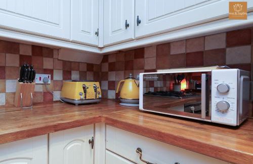 Hersham Casa | Gaia Cottages 3BR Home with Parking,WIFI,Garden,EV & Desk