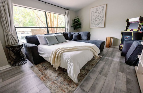 Gainesville Apartamento | Gainesville Gem: 2/2 Near Shops & Restaurants