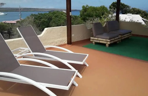 Puerto Ayora Casa | Galapagos Shangri-La pool footsteps to the beach