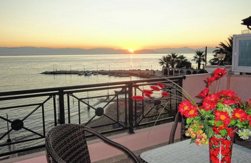 Benitses Apartamento | Apartamento Galini Sea 4 en la playa con Wi-Fi, aire acondicionado y jardín