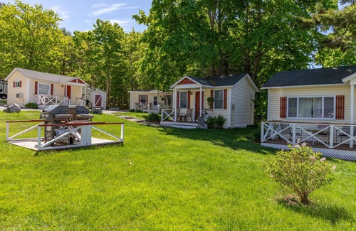 Hulls Cove Cabina | Gallagher's Travels Cabin One (Single Queen)