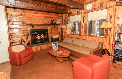 Summit Estates Casa | Gallagher's West - Pine surrounded deck and barbecue! Bumper Pool and Wet bar! Darts!