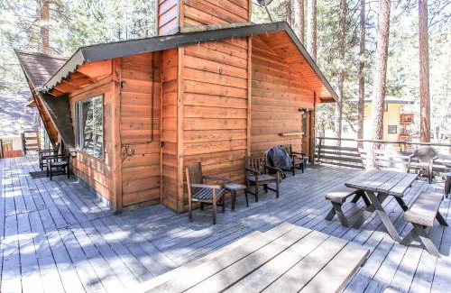 Summit Estates Casa | Gallagher's West - Pine surrounded deck and barbecue! Bumper Pool and Wet bar! Darts!