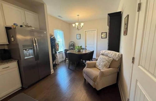 Gallatin Casa | Gallatin Gem Sleeps 10 + Pool & Music Nearby