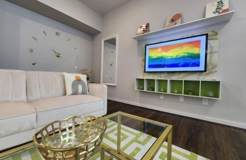 Uptown Apartamento | Galleria Premium 3 Story Home Sleeps 8