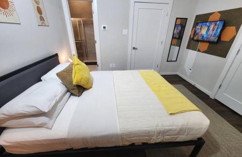 Uptown Apartamento | Galleria Premium 3 Story Home Sleeps 8
