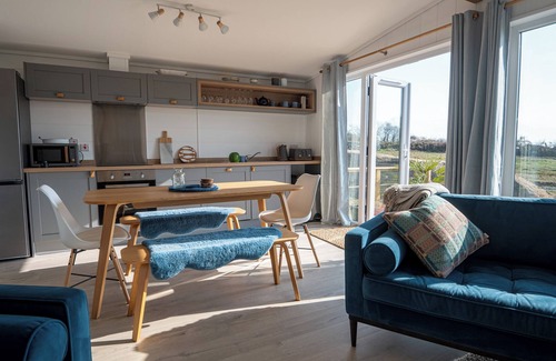 Dwyran Cabaña | GALWAD Y MOR, pet friendly, with a garden in Niwbwrch (Newborough)