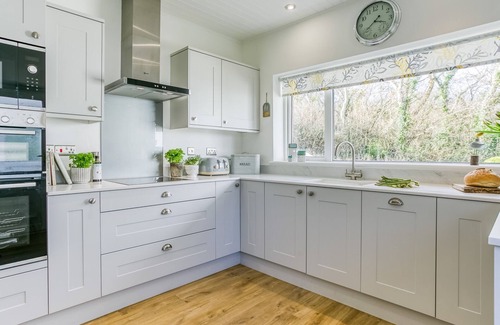 Marianglas Cabaña | Gamdda Fawr - a hot tub that sleeps 8 guests in 4 bedrooms
