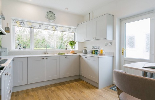 Marianglas Cabaña | Gamdda Fawr - a hot tub that sleeps 8 guests in 4 bedrooms