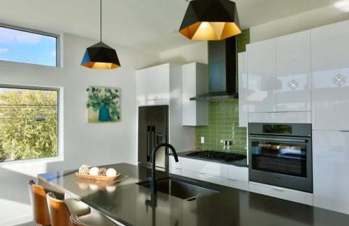 Central East Austin Apartamento | Game Day Penthouse Steps from UT Sports