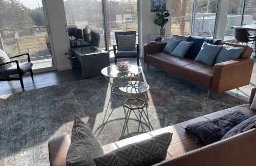 Central East Austin Apartamento | Game Day Penthouse Steps from UT Sports