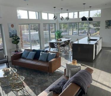 Central East Austin Apartamento | Game Day Penthouse Steps from UT Sports