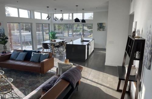 Central East Austin Apartamento | Game Day Penthouse Steps from UT Sports