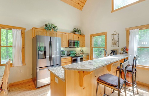 Unaka Cabina | Game Room & 3-Story Deck at Lake Hiwassee Hideaway